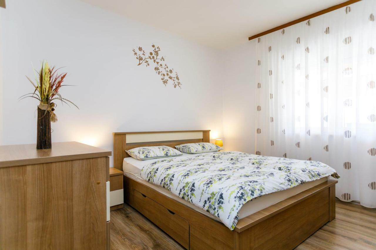Holiday House Snjezana Krk Town Luaran gambar